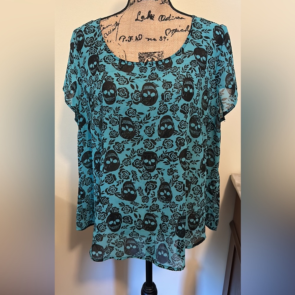 Torrid Skull Top with back buttons Size 0